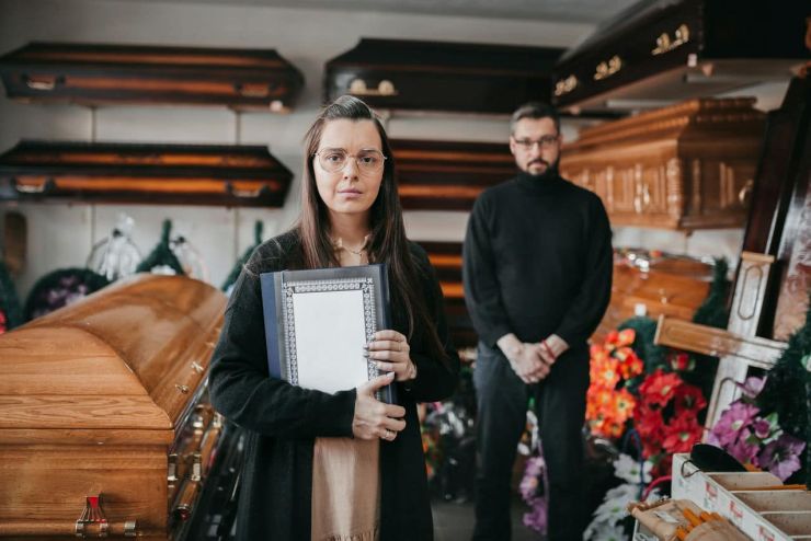 pracownicy domu pogrzebowego